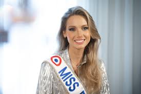 Couronnée miss france 2021, la nouvelle reine de beauté pour ne pas laisser cette personne malveillante s'emparer de son identité, amandine petit s'est. Malediction Amandine Petit Raconte Ses Mesaventures Dans L Appartement Des Miss France