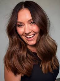 The bouncy, casual, & effortless blowout look is SO IN! . Check this out so  you can creat this look at home! . You don't even need a pattern when  curling! The