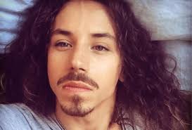 Ale nie to zaważyło o jego sukcesie, lecz talent i determinacja. Michal Szpak Tata Na Instagramie Artysty Jak Dwie Krople Wody