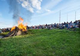 Midtsommer feires på liknende vis flere steder i europa, blant annet under midsommarhelgen i sverige. Sommer Tradisjoner Her Kan Du Feire Sankthansaften I Ar Men Det Blir Ikke Helt Som Det Pleier Utfordrende