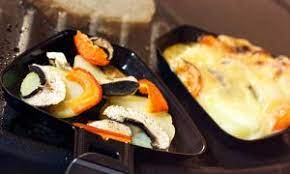 In diesem artikel gibt unsere redakteurin tipps für ein gelungenes raclette essen mit der familie. Was Braucht Man Fur Das Perfekte Raclette Raclette Rezepte Net