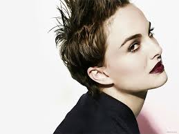 She is wearing step by step hair cut. Natalie Portman Brown Pose Background Woman Short Hair Graphy Actress Hd Wallpaper Peakpx