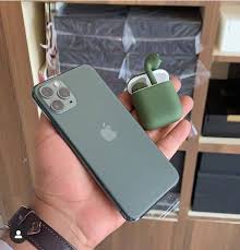 Midnight Green Iphone With Matching Airpods Apple Iphone Samsung Plus I Produkty Apple Smartfon Elektronnye Gadzhety