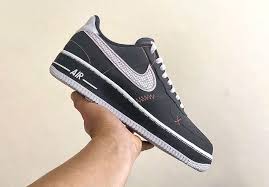 Detalhe de logo swoosh, bordado floral, perfurado, recortes, logo posterior bordado, acabamento com pintura, bico arredondado, fechamento frontal por amarração e solado de borracha. G Dragon Peaceminusone Nike Air Force 1 2020 Release Date Sbd