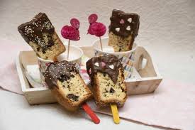 Den kuchen in etwa 25 stücke (jeweils etwa 8 x 6 cm) schneiden und auf ein stück backpapier legen. Kuchen Am Stiel Wochenblatt Fur Landwirtschaft Landleben