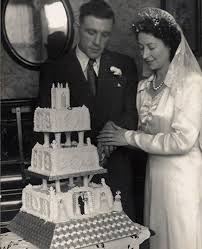 A wedding just wouldn't be right without a wedding cake. 6 Retro Wedding Cakes That Cut It