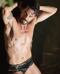 Modelo gay se hace viral por mostrar su permiso para personas mayores de 60  años