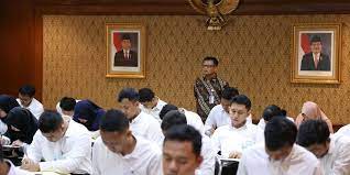 Termasuk ikut seleksi cpns, pungkasnya. Lulusan S1 Daftar Cpns Sma Perlukah Penyesuaian Ijazah Halaman All Kompas Com