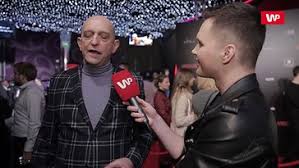 Janusz chabior jest bardzo związany ze swoim psem batmanem. 57 Letni Janusz Chabior O Duzej Roznicy Wieku W Jego Zwiazku To Moja Tradycja Rodzinna Pudelek