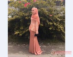 Dengan hadirnya model busana gaun pesta muslimah oriented membuat para wanita muslim lebih mudah dalam kombinasi bahan kain dan warna yang cantik bisa anda temukan pada baju muslim pesta seperti, baju gambar model baju pesta brokat. 30 Model Dress Pesta Atau Gaun Kebaya Terbaru Modern 2020 Fashionsista Co Model Model Fashion Terbaru 2021