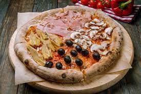 Una pizza in teglia come quella della pizzeria, dal fondo croccante ma soffice e la classica è la margherita ma potete variare i condimenti per gustare la pizza fatta in casa che più vi piace, che è il bello di saper. 10 Ricette Per La Pizza Fatta In Casa Condimenti E Farciture Imperdibili