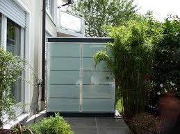 Moderner Gartenschrank Mit Glasturen Schick Und Praktisch Gartenschrank Garten Gartengerateschrank