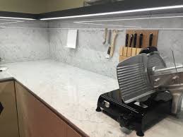 A kitchen backsplash, identical to the countertop, organically combines the cooking zone into a single whole, and also ensures its durability. To Love Or Not To Love A Marble Backsplash