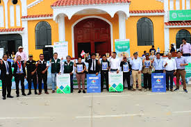 𝐓𝐈𝐓𝐔𝐋𝐀𝐍𝐃𝐎 𝐏𝐑𝐎𝐏𝐈𝐄𝐃𝐀𝐃𝐄𝐒 𝐑𝐔𝐑𝐀𝐋𝐄𝐒 𝐄𝐍 𝐒𝐀𝐍𝐓𝐎  𝐓𝐎𝐌𝐀𝐒 El gobernador Roger Guevara Rodríguez, llegó hasta el distrito  de Santo Tomas de Cutervo, para entregar 832 títulos de propiedad. El  alcalde distrital de Santo Tomas,