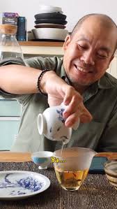 Banyak yang aku pelajari dari menyeduh daun teh, salah satunya ini …,  Semakin kita membuka hati, sebetulnya hidup itu indah, bahkan saat hal yang  tidak nyaman terjadi…., Mau tau obrolan lainnya? , 🎥 ...