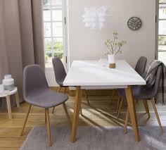 Salle A Manger Design Table Laquee Blanche Chaise En Tissu Avec Pieds En Pin Massif Salle A Manger Moderne Salle A Manger Design Decoration Salle A Manger