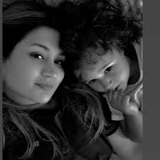 Bimba di 4 mesi e mezzo, ha iniziato a morsicarmi i capezzoli Non sono  morsetti ingenui, sono morsicate complete e di sfida quasi Ho provato a  dirle “Camilla no! Fai male alla