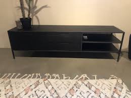 Jedes wohnzimmer benötigt die passende einrichtung. Tv Regal Schwarz Fernsehschrank Schwarz Tv Schrank Schwarz Metall Holz Breite 160 Cm