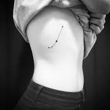 Tattoos Frauen Rippen Minimalistisch Dezent Tattoos Frauen Konstellation Tatowierungen Abziehtattoo