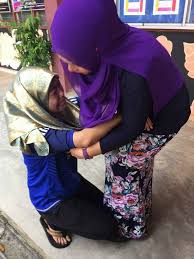 Sebelum ini asiah abd jalil telah mengumumkan untuk tidak lagi melaksanakan solat fardhu dan mahu menuntut cerai daripada suaminya setelah kononnya suaminya menuduhnya murtad kerana berkawan dengan siti kasim. Dia Adik Beradik Dibuang Ayah Tinggal Di Pusat Snooker The Reporter