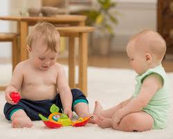 Sitzen ist für dein baby eine große errungenschaft. Babys Hinsetzen Eine Vielversprechende Aufgabe