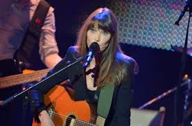 Quelquefois raymond se tait il lui vient comme une tristesse on sent qu'il aimerait. Album Von Carla Bruni Der Pinguin Und Der Pirat Kultur Stuttgarter Zeitung