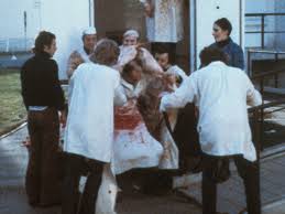 Néanmoins, l'hôtel, le tabac, la presse, le point poste, ainsi que la vente de boissons à emporter (café, vin, bière, boissons sans et avec alcool) fonctionnent 🙂. Tout Va Bien Sabzian