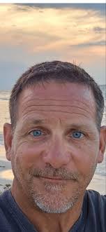 Introduction and photo sharing in a cruise group for singles