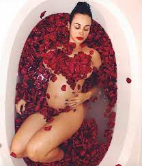 90 Day Fiancé's Paola Mayfield Poses Nude in Bathtub with Rose Petals