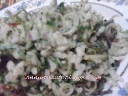 Daun jati juga sering digunakan sebagai pembungkus makanan tradisional, selain daun pisang.selain itu daun kelapa, daun bambu, dan daun mangkok nasi jangkrik adalah makanan khas kediri, jawa timur. Nasi Ulam Daun Daun Kayu Kema Kitchen