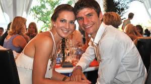 Thomas müller und seine ehefrau lisa: Thomas Muller Privat Liebe Auf Den Ersten Blick So Lief Das Mit Seiner Frau Lisa News De