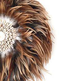 On Adore Les Belles Plumes Brunes Et Mordorees Pleines De Nuances Du Juju Hat Brun Coquillages De Hete Hete Decoration Ethnique Chic Decoration Deco Boheme