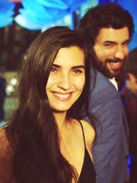 Elif Omer Karaparaask Karaparaask Enginakyurek Tubabuyukustun Sinyorina Komiser Engin Akyurek Actors Tuba Buyukustun