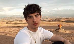 82 likes · 44 talking about this. Manu Rios Interpretera Due Personaggi Diversi In Elite La Teoria