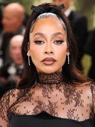 Beatriz Hall's Instagram, Twitter & Facebook