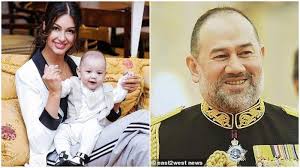 Isteri sultan kelantan sultan muhammad v, rihana oksana petra dua hari lalu berkongsikan kisah bagaimana sultan muhammad v melamarnya untuk berkahwin menerusi akaun instagram miliknya. Mantan Istri Sultan Kelantan Akhirnya Perlihatkan Wajah Bayinya Tapi Sang Raja Merasa Tidak Mirip Tribunnews Com Mobile