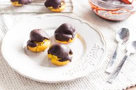 I bignè al cioccolato sono dei golosissimi dolcetti perfetti per una coccola serale o come dessert da proporre in caso di cene o pranzi con amici. Bigne Al Cioccolato Ricetta Affidabile Veloce E Buonissima