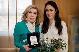 Σακελλαροπούλου, με αφορμή την παγκόσμια ημέρα κατά του παιδικού καρκίνου. Episkepsh Yfypoyrgoy Ergasias Domnas Mixahlidoy Sthn Ogkologikh Monada Paidwn Marianna B Bardinogiannh Elpida Polis Magazino