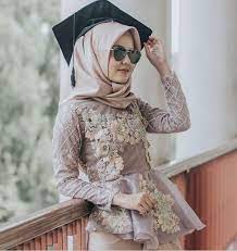 Beli kebaya wisuda online berkualitas dengan harga murah terbaru 2021 di tokopedia! Ide Foto Model Kebaya Wisuda Kain Tile Terlihat Keren