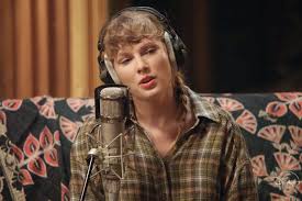 Taylor swift performing exile featuring bon iver from the grammy nominated album of the year, folklore. Taylor Swift Is One Of Ew S 2020 Entertainers Of The Year Ew Com