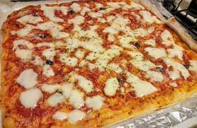 Alzi la mano chi non ha mai preparato, almeno una volta, la pizza fatta in casa! La Pizza In Teglia Fatta In Casa Soffice E Croccante Ricetta