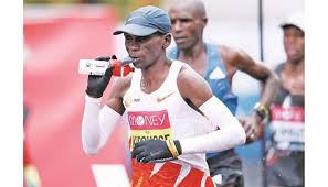 Eliud kipchoge had brushed aside his pacemakers. Fqw5dfgbfu B3m