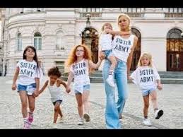 Modelka postanowiła, że chce, aby jedna z jej córek rozpoczęła już naukę na nartach i do tego zatrudniła instruktora. Magdalena Mielcarz Reveals Who Is Her Sister Army Get It Girl Youtube