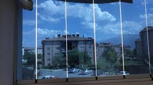 Cam balkon sisteminde kullanılan camlar 8 mm kalınlığında temperli camlardan oluşmaktadır, kırılması halinde çok küçük parçalara ayrılır canlılara ve çevreye zarar vermez. Cam Balkon Cam Filmi Gmc Film