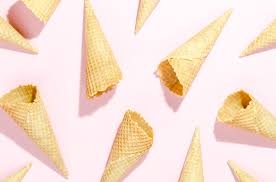 Oubliez les cones du commerce, au gout de carton. Cones De Gaufres Vides Disperses Sur La Table Photo Gratuite