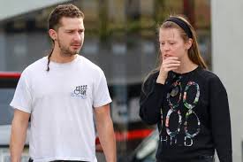 He played louis stevens in the disney channel series even stevens. Shia Labeouf Verdachtiger Ring An Mias Finger Gala De