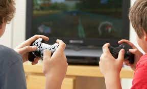 Pequenos ninos jugando videojuegos aislados en blanco fotos. Cuanto Tiempo Y A Que Edad Debe Jugar Un Nino Con Videojuegos Diario Sur