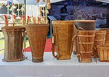 Kebanyakan seni ukir ini bermotifkan alam semula jadi. Kadazan Wikiwand