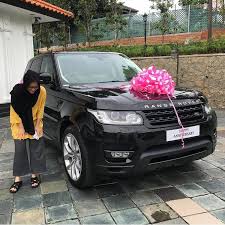 Memetik dari sebuah video dari laman youtube majalah nona, neelofa ada menyebut dia mempunyai 3 buah kereta iaitu bmw, porsche dan range rover. Isteri Terima Range Rover Sebagai Hadiah Ulang Tahun Perkahwinan Budak Lelaki Sebelah Pintu