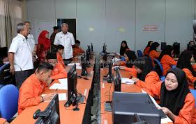 Sekolah vokasional atau kolej vokasional merupakan sekolah ataupun kolej yang menawarkan latihan kemahiran berbanding tawaran akademik. Guru Perlu Buat Laporan Polis Sekiranya Dibuli Pelajar Mahdzir Utusan Borneo Online